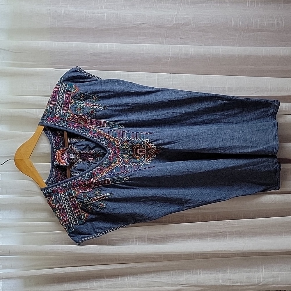 Johnny Was Embroidered Blue V-Neck Tee Size M